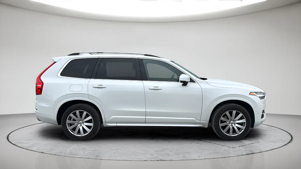 Used 2019 White Volvo T6 Momentum image 4