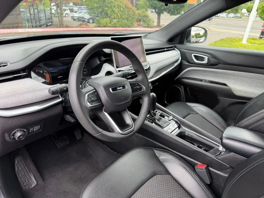 Used 2024 White Jeep Latitude image 15