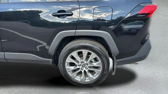 Used 2024 Black Toyota XLE Premium image 36