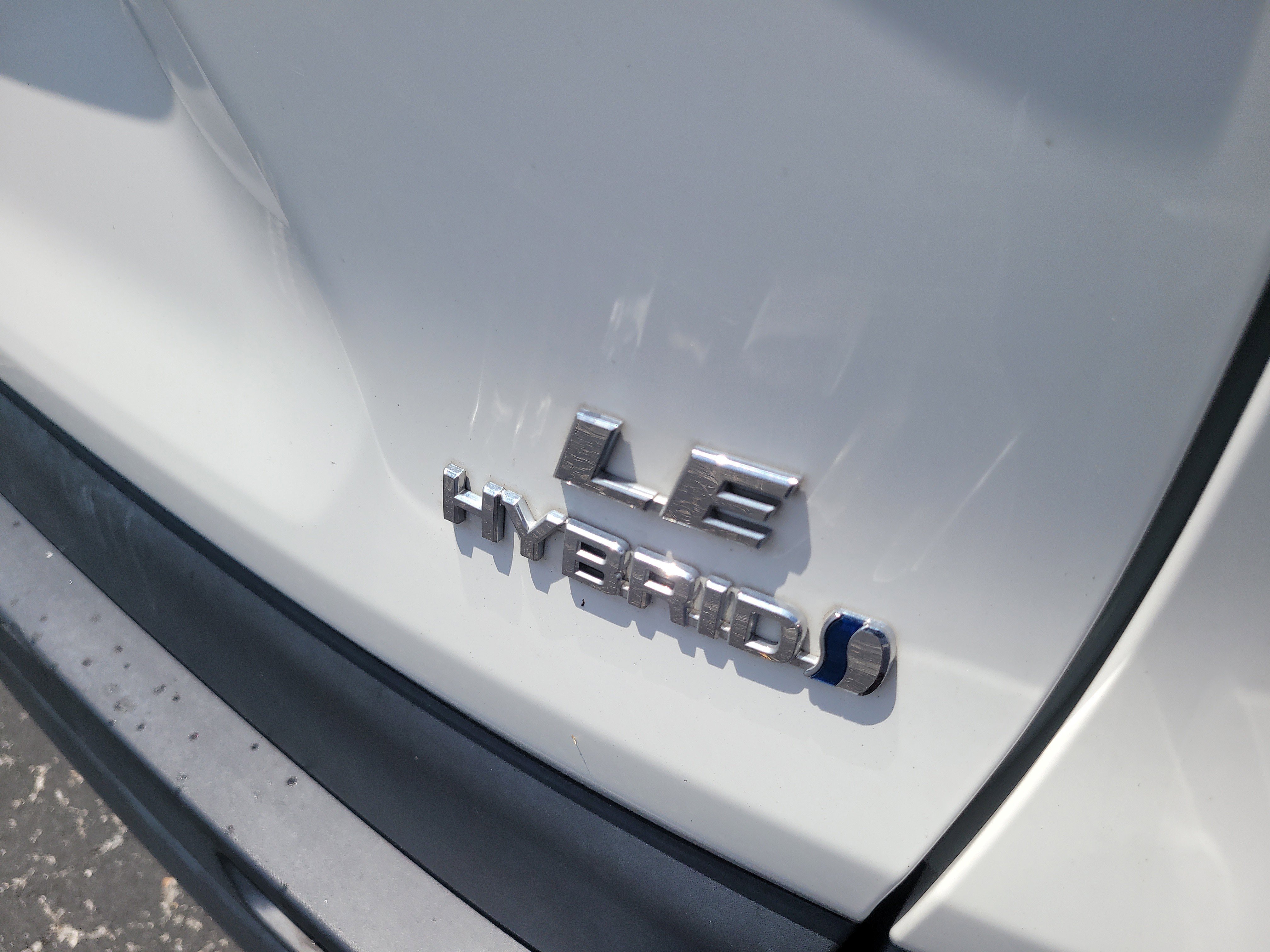Used 2022 White Toyota Hybrid LE image 9
