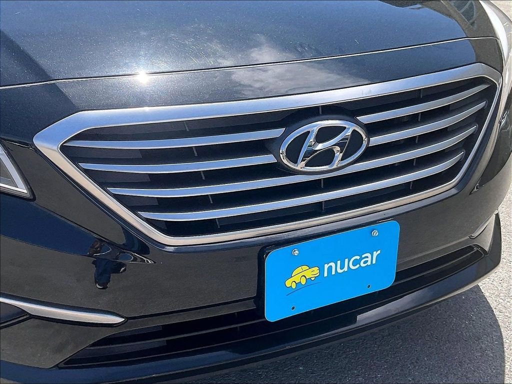 Used 2017 Black Hyundai SE image 31