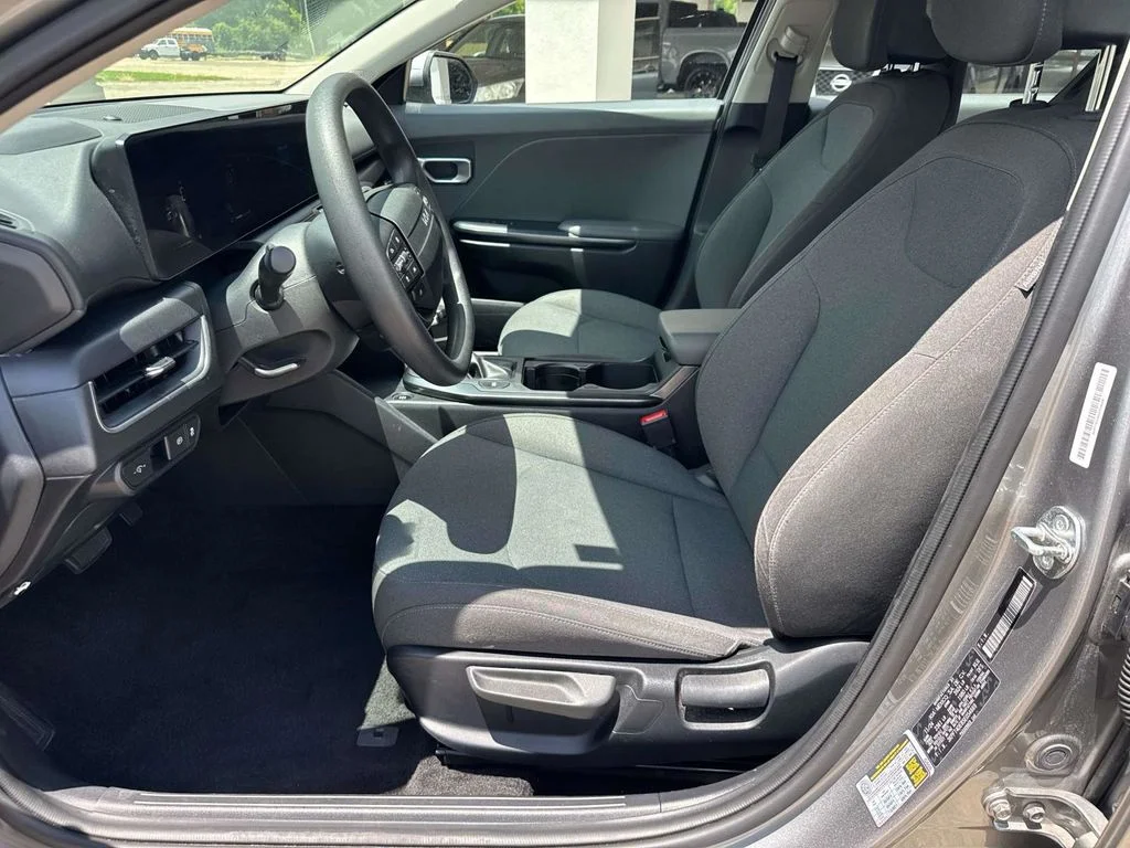2025 Kia K4 LXS - Photo 32
