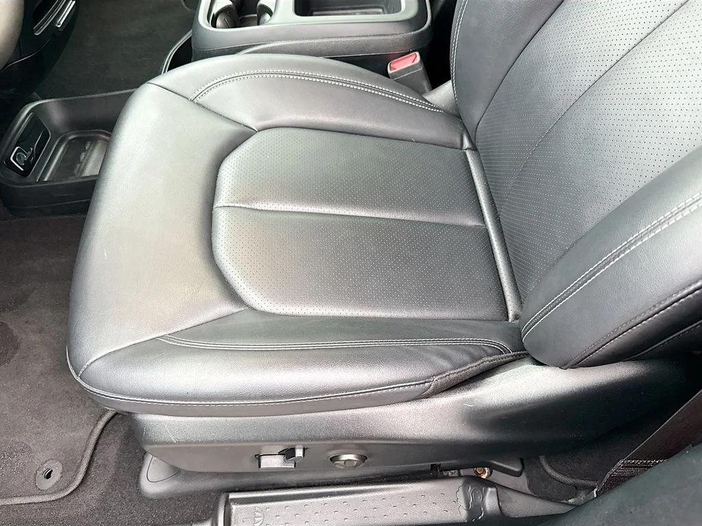 Used 2025 Black Chrysler Select image 21