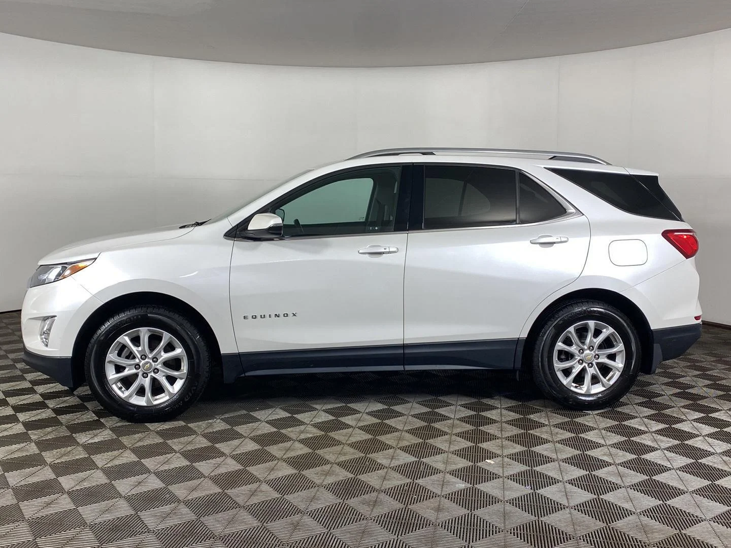 Used 2019 Iridescent Pearl Tricoat Chevrolet LT image 9