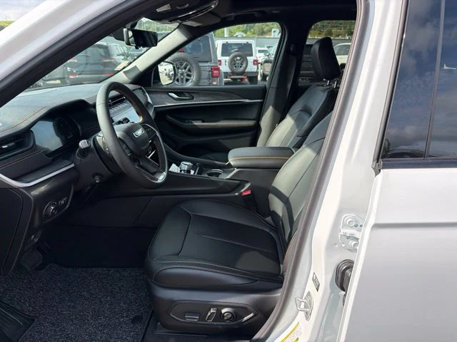 New 2026 White Jeep  image 13