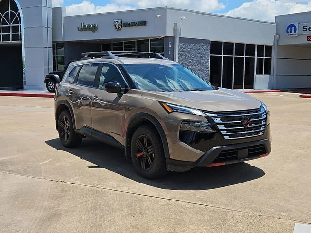 Used 2025  Nissan Rock Creek image 1