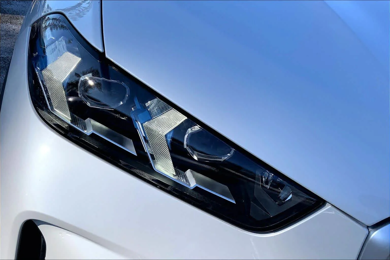 New 2026 Mineral White Metallic BMW xDrive40i image 13