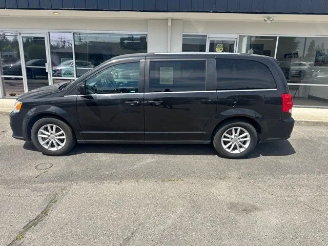Used 2018 Brilliant Black Crystal Pearlcoat Dodge SXT image 10