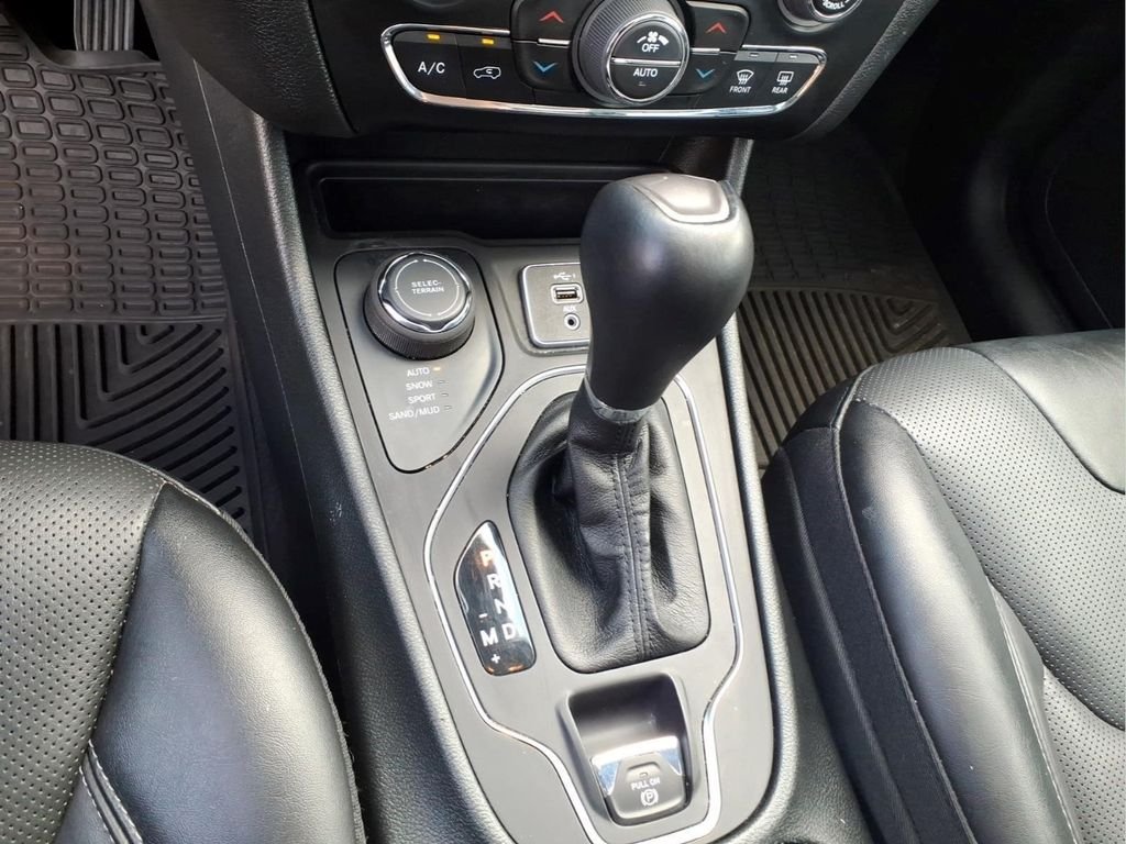 Used 2022 Black Jeep Latitude Lux image 24