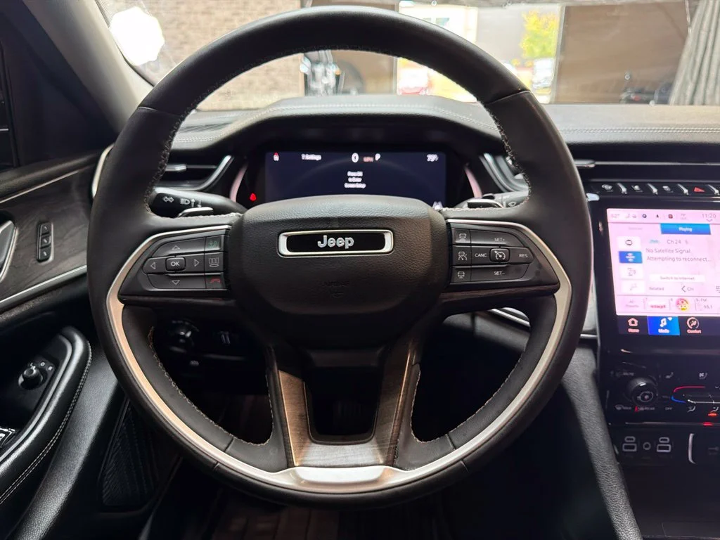 Used 2023 Diamond Black Crystal Pearlcoat Jeep Limited image 20