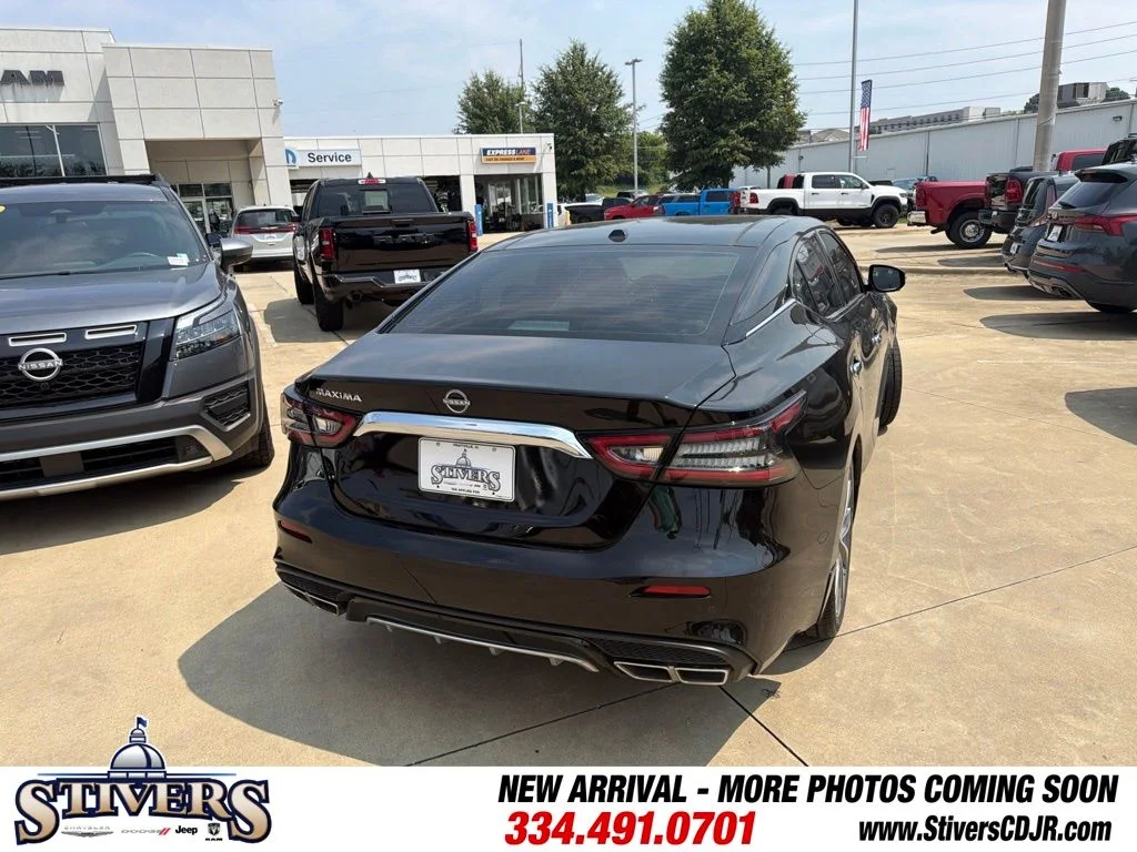 Used 2023 Black Nissan Platinum image 9