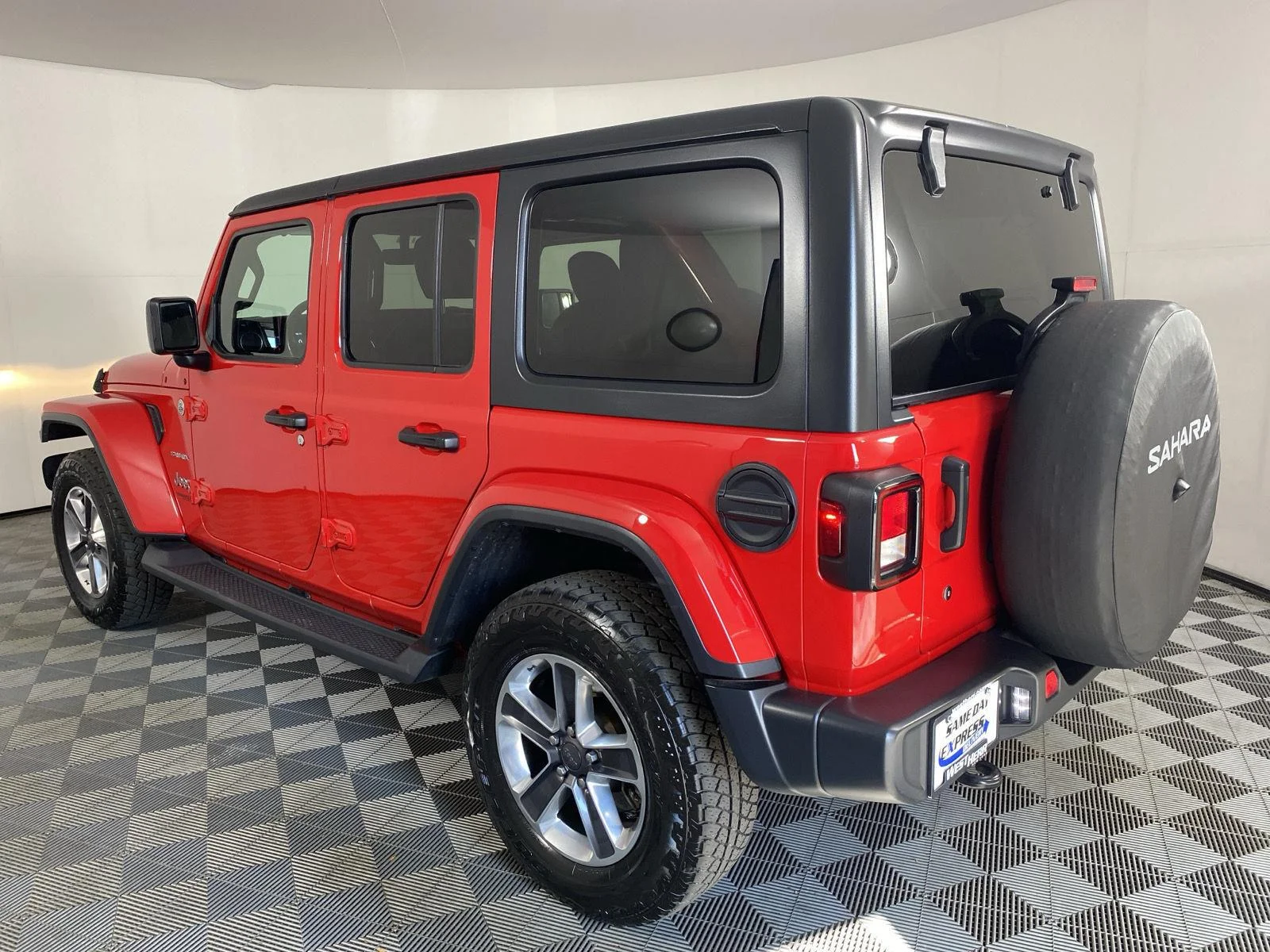 Used 2019 Firecracker Red Clearcoat Jeep Sahara image 15