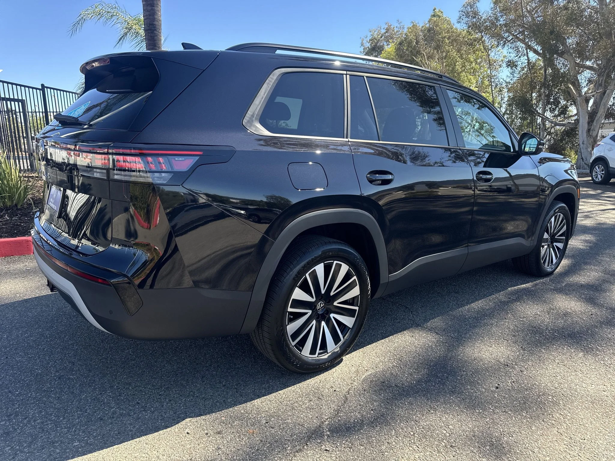 New 2027 Deep Black Pearl Volkswagen SE w/Technology image 7