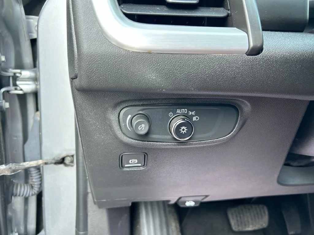 Used 2024 Sterling Metallic GMC SLE image 20