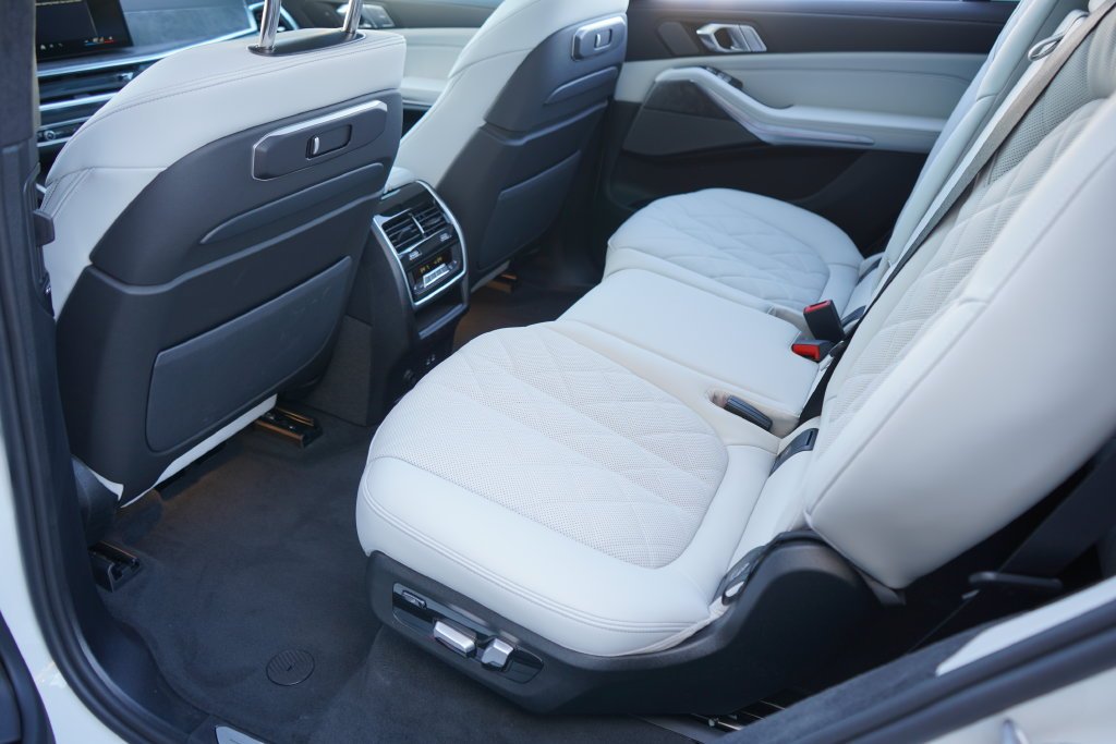 Used 2026 Mineral White Metallic BMW xDrive40i image 20