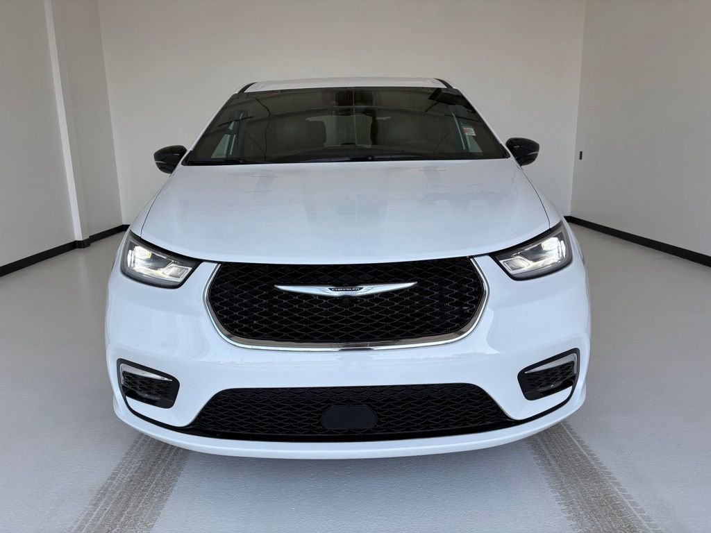 Used 2025 White Chrysler Select image 17