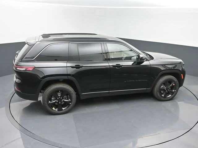 New 2026 Diamond Black Crystal Pearlcoat Jeep Limited image 36