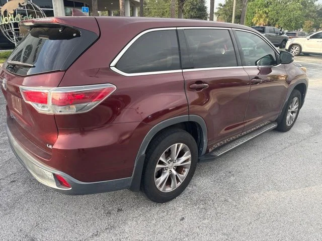 Used 2015 Red Toyota  image 4