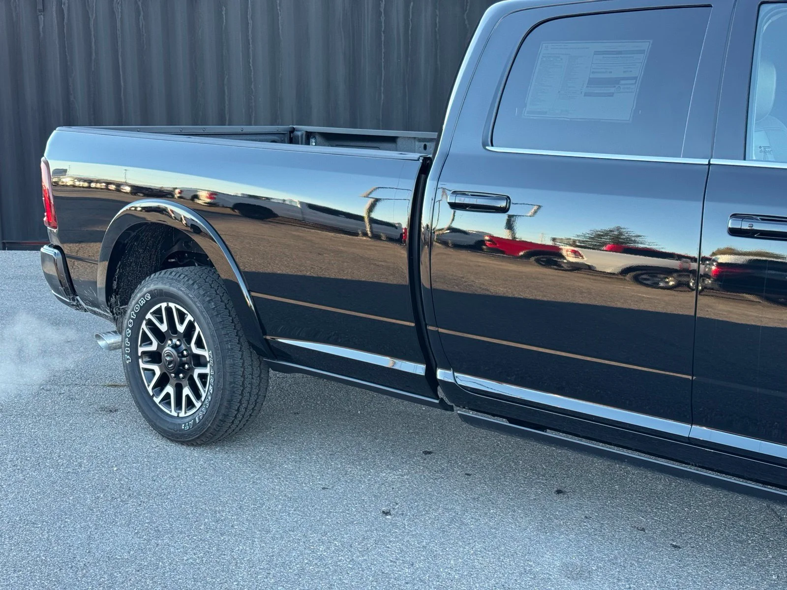 New 2027 Diamond Black Crystal Pearl-Coat Exterior Paint RAM Limited image 4
