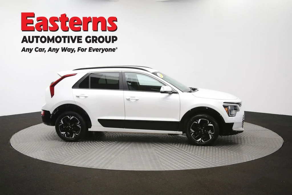 Used 2023 White Kia Wind image 45