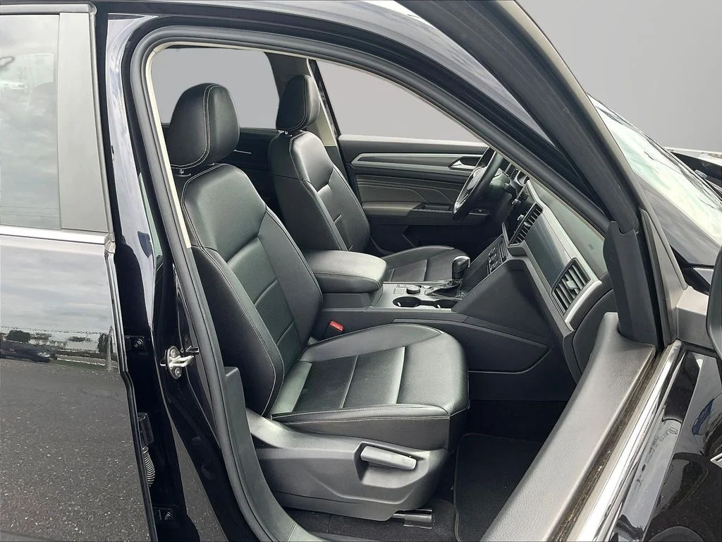 Used 2021 Black Volkswagen 3.6L V6 SE w/Technology R-Line image 30