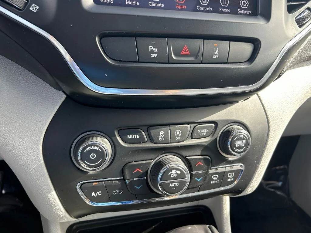 Certified Used 2021 Black Jeep Latitude Lux image 39