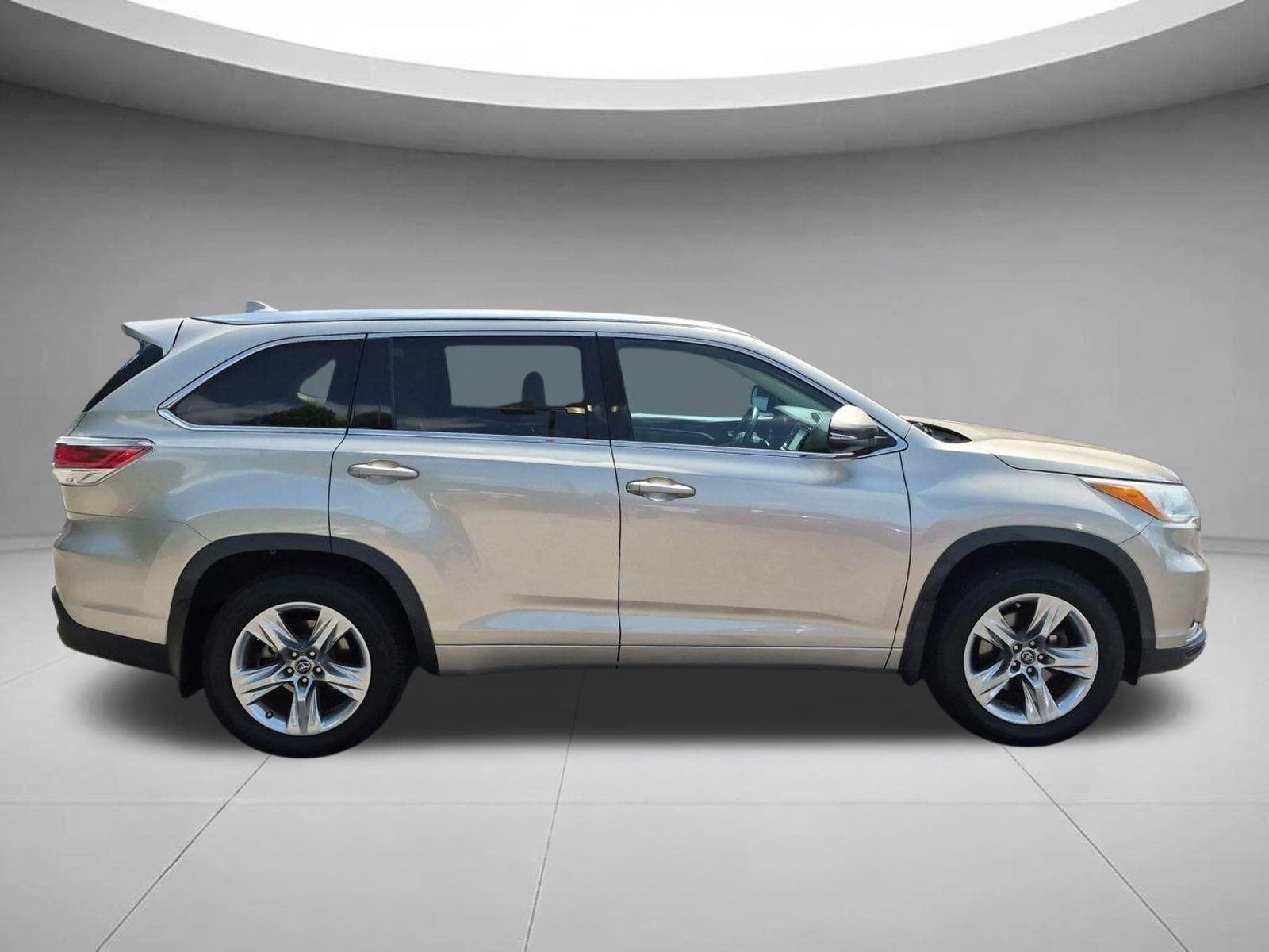 Used 2016  Toyota Limited image 6
