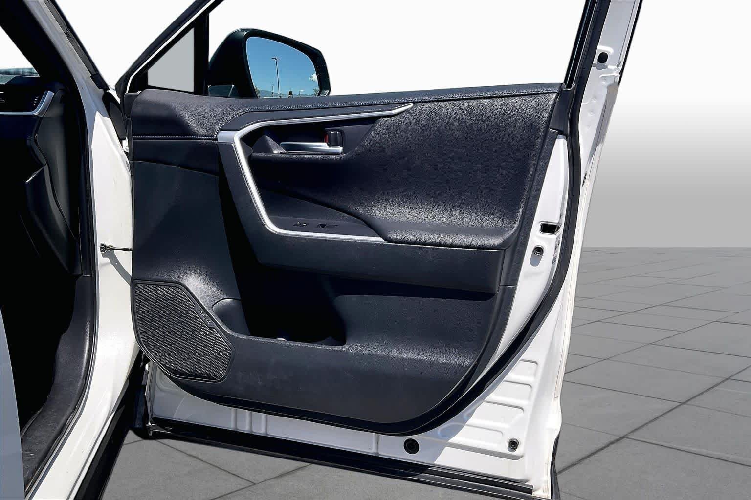 Used 2019 Blizzard Pearl w/Black Roof Toyota Hybrid XSE image 23