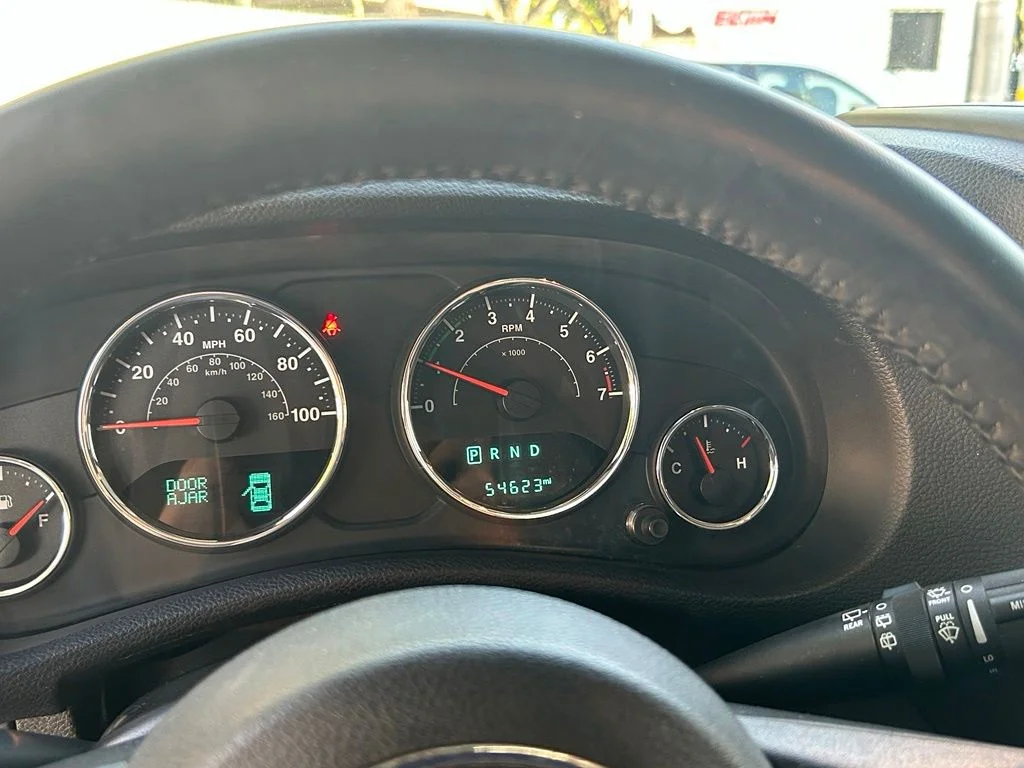 Used 2016 Silver Jeep Sahara image 18