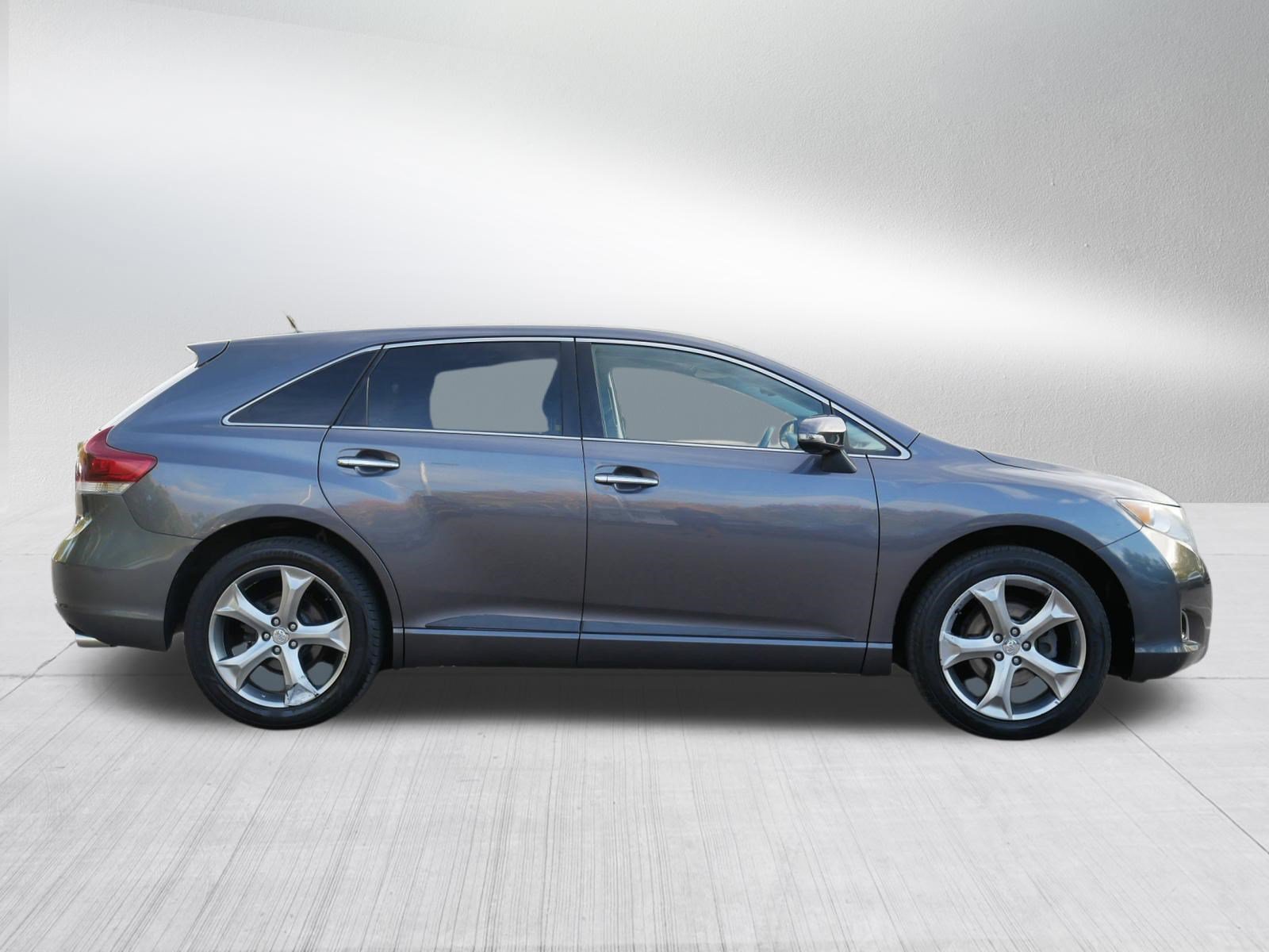 Used 2013 Magnetic Gray Metallic Toyota XLE image 8