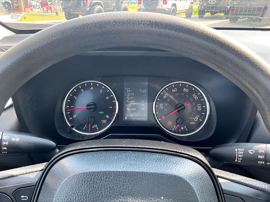 Used 2022 White Toyota LE image 21