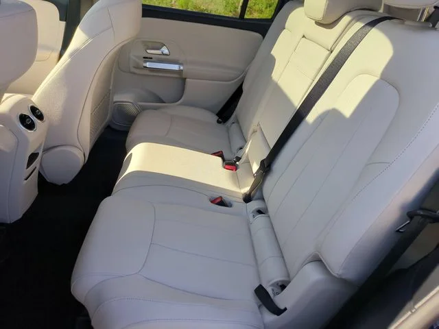 Used 2023  Mercedes-Benz GLB 250 image 28