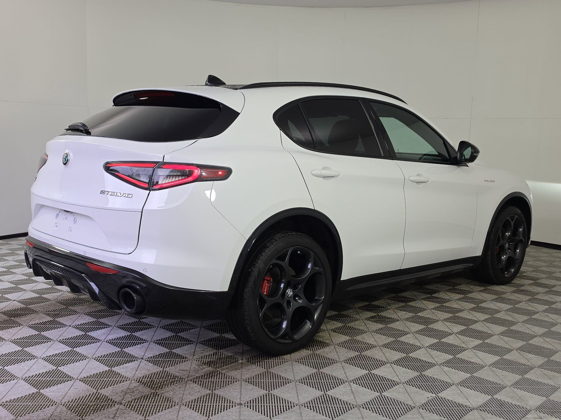 Used 2024 White Alfa Romeo Veloce image 7
