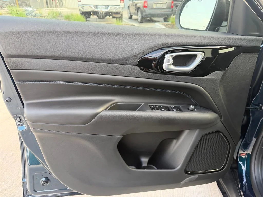 New 2026 Fathom Blue Pearl-Coat Exterior Paint Jeep Latitude image 13