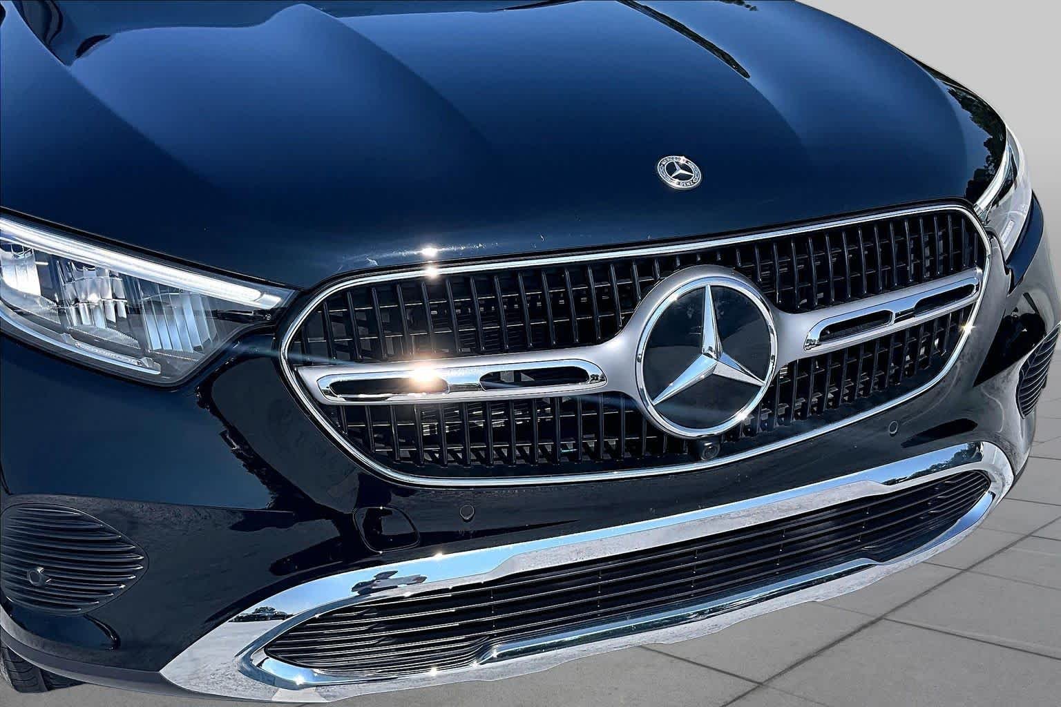 Used 2025 Obsidian Black Metallic Mercedes-Benz GLC 300 image 30