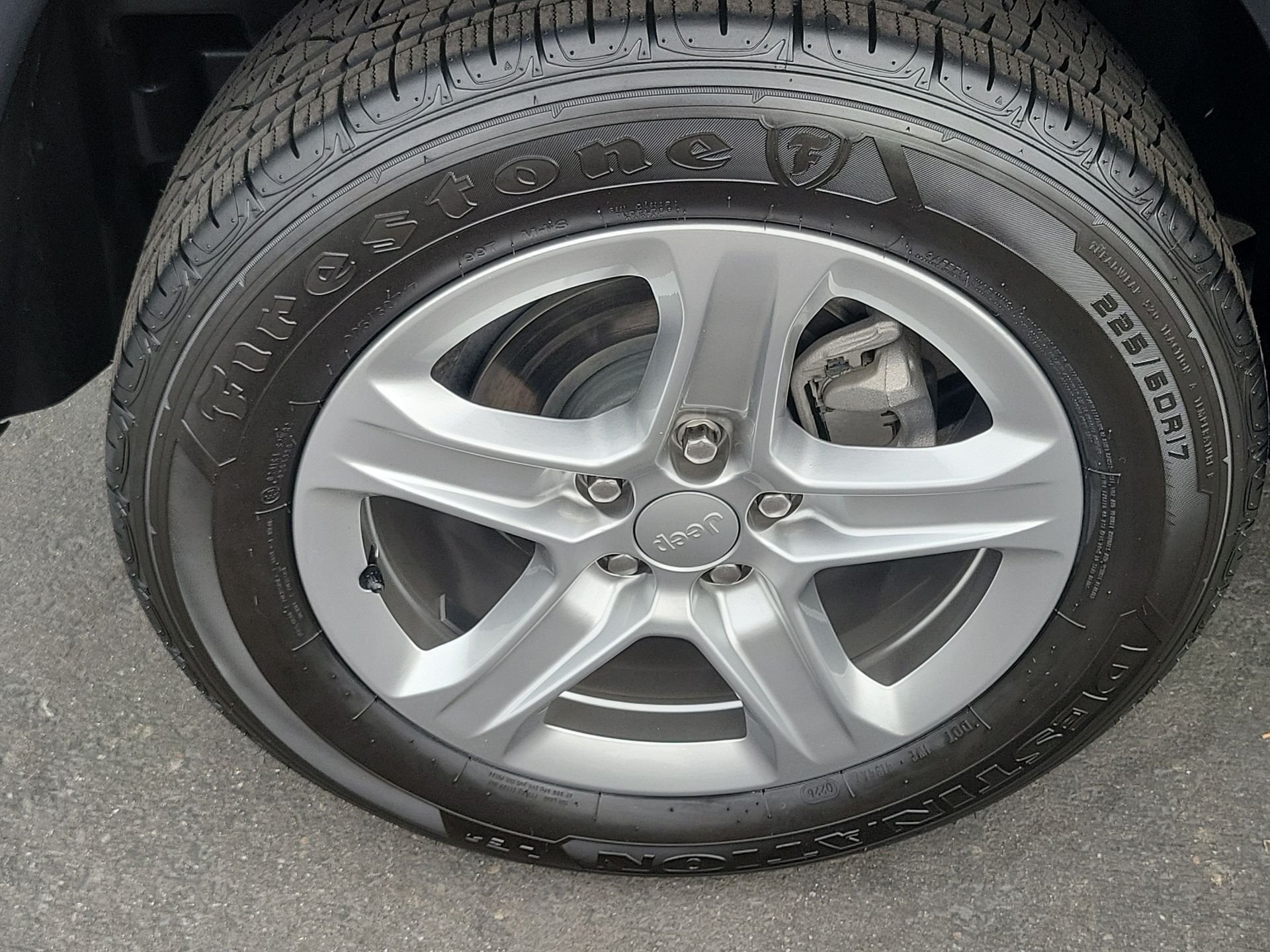 Certified Used 2024  Jeep Latitude image 23