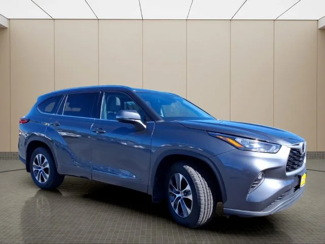 Used 2020 Gray Toyota XLE image 4