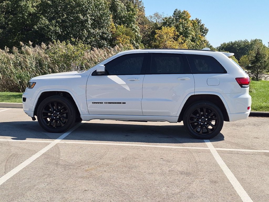 Used 2022 White Jeep Laredo X image 4