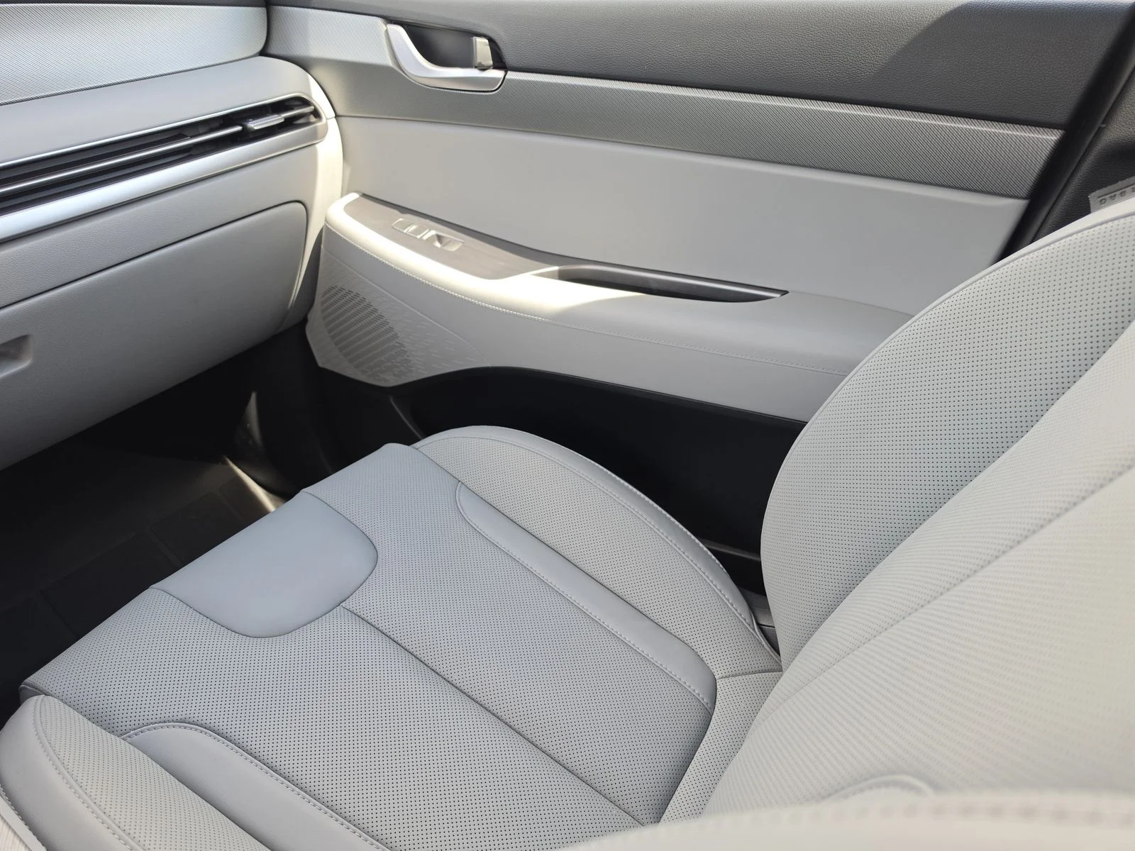 Used 2025 Silver Hyundai SEL image 19