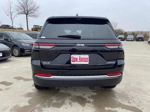 New 2026 Diamond Black Crystal Pearlcoat Jeep Limited image 4
