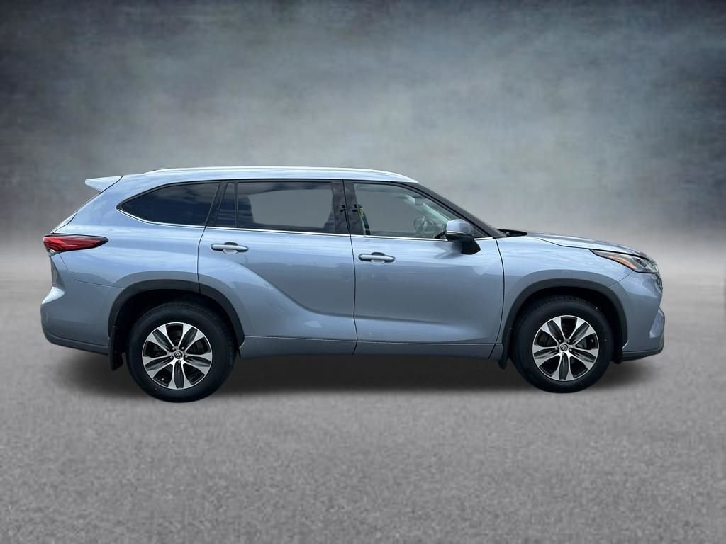 Used 2022 Moon Dust Toyota XLE image 7