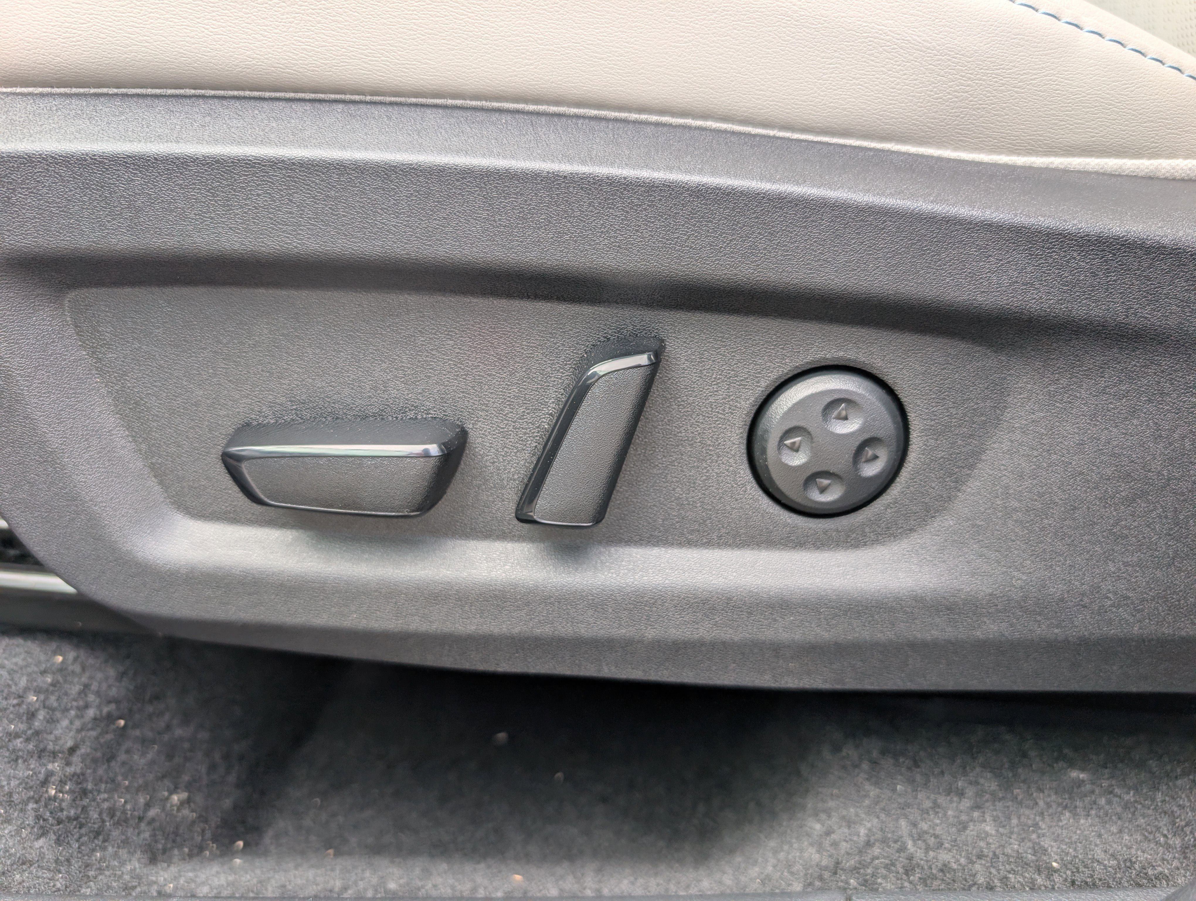 New 2026 Champagne Silver Metallic Nissan Platinum image 16
