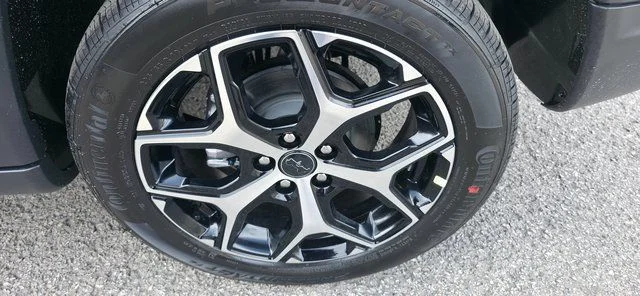 New 2026 Diamond Black Crystal Pearl-Coat Exterior Paint Jeep Limited image 15