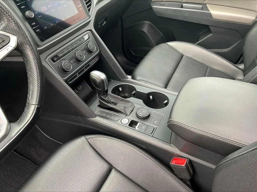 Used 2021 Black Volkswagen 3.6L V6 SE w/Technology R-Line image 18