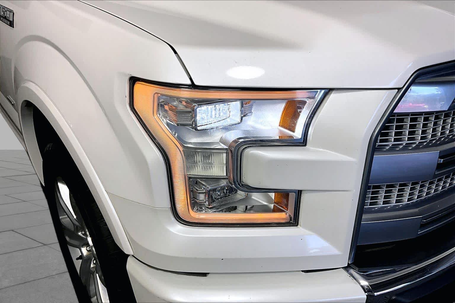 Used 2017 White Platinum Metallic Tri-Coat Ford Platinum image 26
