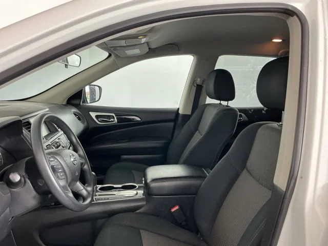 Used 2018 White Nissan S image 10