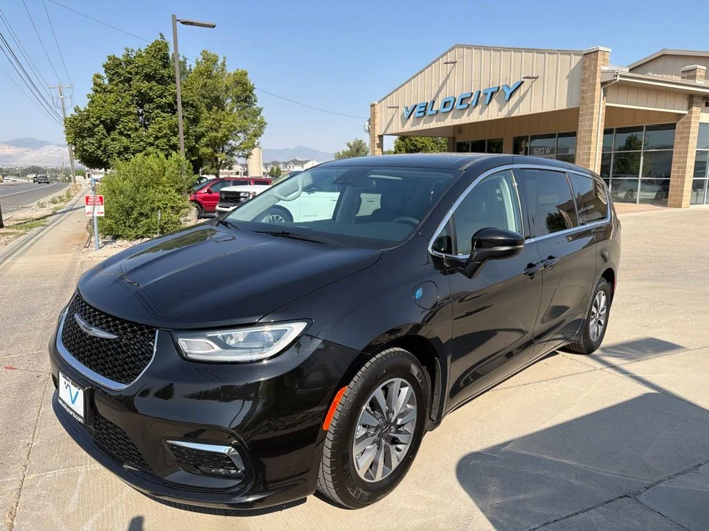Used 2023 Black Chrysler Touring L image 3
