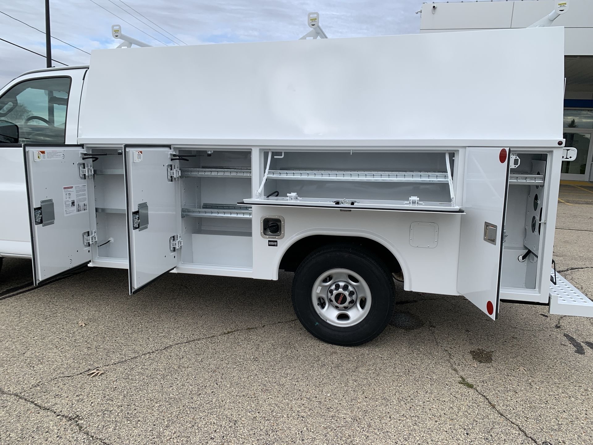New 2025 Summit White GMC 1WT image 41