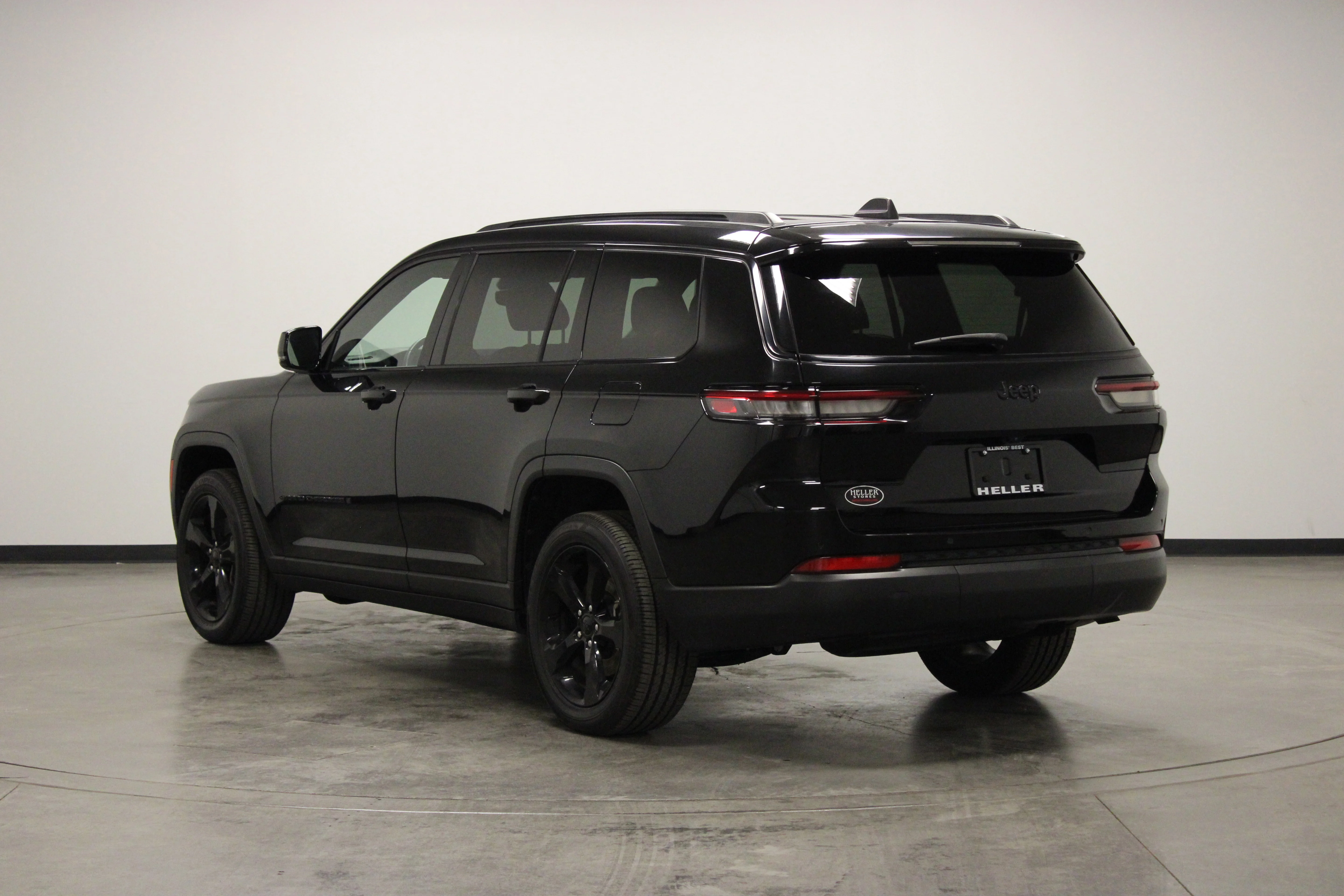 Used 2023 Diamond Black Crystal Pearlcoat Jeep Altitude image 6