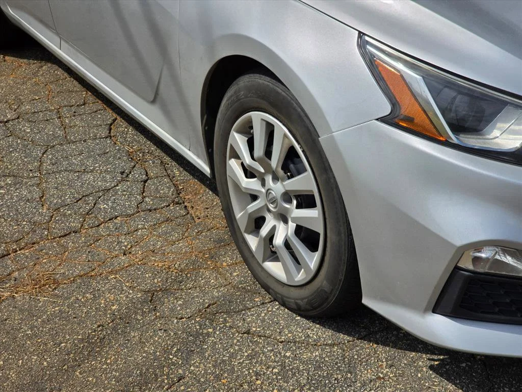 Used 2020 Silver Nissan 2.5 S image 17